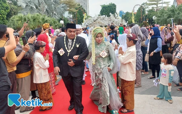 Foto Para pasangan prosesi sidang isbat nikah massal yang dilangsungkan di Balai Kota Surabaya. (Foto: Husni Habib/Ketik.co.id)