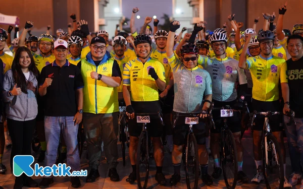 Foto Bupati Kediri Hanindhito Himawan Pramana saat memberangkatkan para peserta di Simpang Lima Gumul Kabupaten Kediri, Minggu (14/7/2024). (foto : Isa/Ketik.co.id).