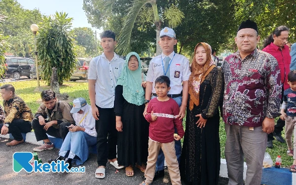 Foto Keluarga Dedy Nawan dari Nganjuk Jatim bangga puteranya diterima di SMAN 3 Angkasa Madiun / foto : Kurniawan/ketik.co.id)