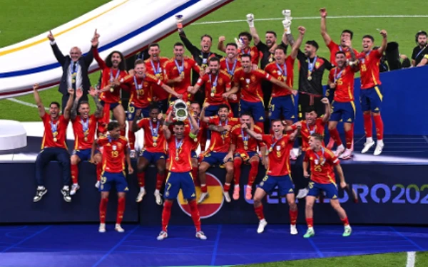 Foto Skuad Spanyol merayakan gelar juara UEFA Euro 2024 di Stadion Olimpiade, Berlin, Jerman, Senin (15/7/2024) dini hari WIB. (Foto: UEFA.com)