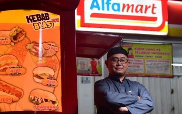 Foto Idris saat foto di depan tenant Kebab Blast miliknya.