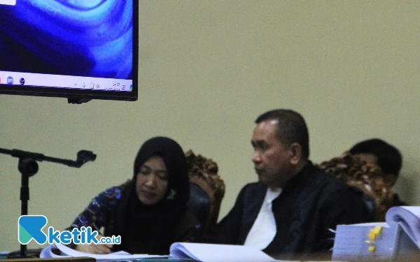 Foto Pengacara Erlan Jaya Putra mendampingi terdakwa Siska Wati di Pengadilan Tipikor Surabaya pada Senin (15/7/2024). (Foto: Fathur Roziq/Ketik.co.id)