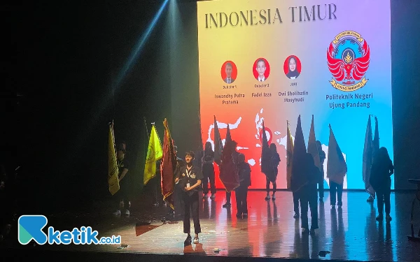 Foto Kirab bendera peserta dari universitas se Indonesia saat opening KDMI. (Foto: Shinta Miranda/Ketik.co.id)