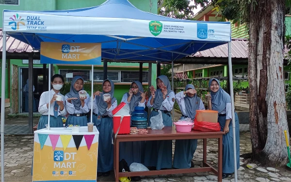 Foto Praktik kewirausahaan DT SMA Negeri 2 Bontang di PLS hari ke-2. (Foto: dok SMA Dual Track)