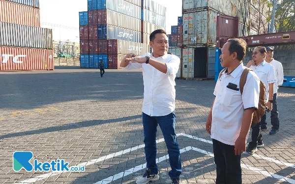 Foto Arif Fathoni saat meninjau arus lalu lintas truk peti kemas. (Foto: Husni Habib/Ketik.co.id)