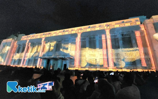 Foto Pertunjukkan video mapping yang memukau para pengunjung Kota Lama Surabaya. (Foto: Husni Habib/Ketik.co.id)