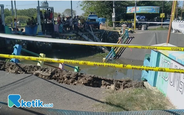 Foto Kondisi Jembatan Kedungpeluk yang patah dan ambruk pada Selasa siang (16/7/2024) dilihat dari sisi barat. (Foto: Fathur Roziq/Ketik.co.id)