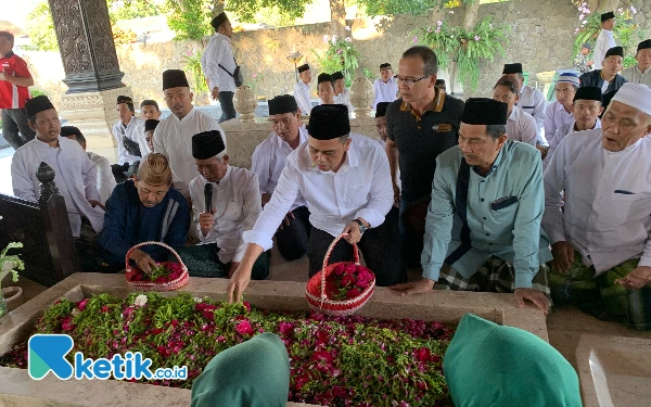 Foto Mas Ibin saat ziarah makam Bung Karno, Selasa (16/7/2024). (Foto: Favan/ketik.co.id)