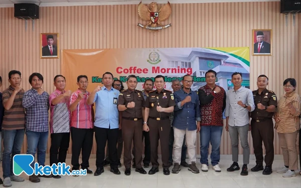 Foto Disela kegiatan coffee morning, Selasa (16/7/2024) Kajari Sleman Bambang Yunianto menyempatkan diri foto bersama para wartawan yang biasa meliput di Sleman. (Foto: Kejari Sleman for Ketik.co.id)