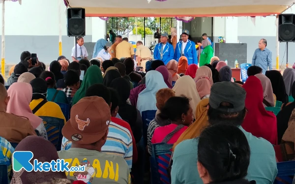 Foto Saat penyerahan siswa dari orang tua ke sekolah disaksikan oleh para orang tua siswa di halaman SMA Negeri 2 Kaimana (foto La Jen/Ketik.co.id)