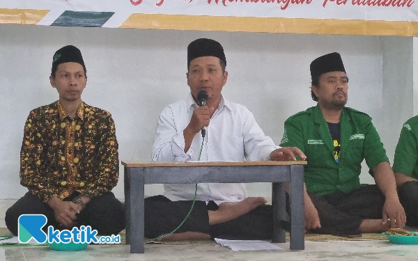 Foto Ketua Tanfidziyah MWCNU Kapanewon Depok  H Mashur Amin (pegang mic) prihatin  wilayah Kapanewon Depok menjadi lahan yang subur bagi munculnya penjualan dan peredaran minuman keras (minuman  beralkohol) dan oplosan.  (Foto: Fajar Rianto/Ketik.co.id)