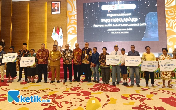 Foto BPJS Ketenagakerjaan menyerahkan santunan sebesar 1,19 Milyar kepada sejumlah ahli waris sebagai bentuk penghargaan atas kontribusi dan kesetiaan para pekerja.  Foto Zaid Kilwo