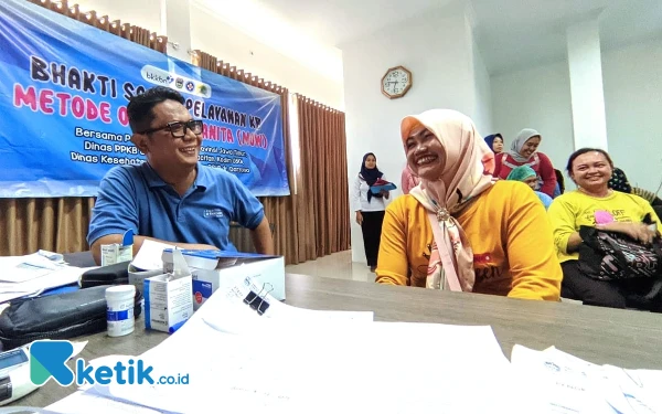 Foto Senyum semringah peserta baksos pelayanan KB Mow yang tengah bersiap untuk melakukan prosedur selanjutnya. (Foto: Al Ahmadi/Ketik.co.id)