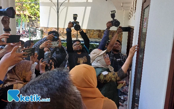 Foto Proses penempelan stiker usai dilakukan coklit oleh Pantarlih di rumah Khofifah, Rabu (16/7/2024). (Foto: Khaesar/Ketik.co.id)