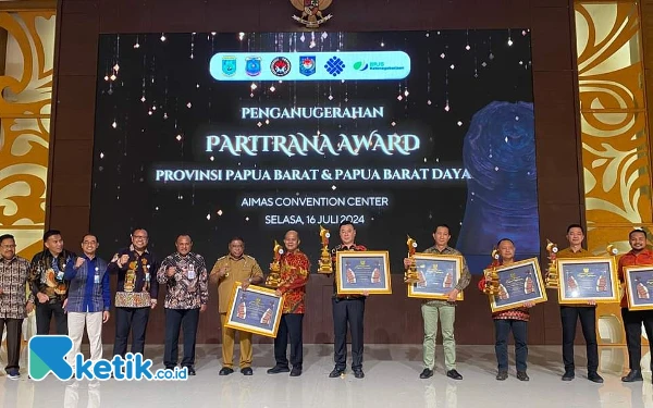 Foto Bupati Freddy Thie foto bersama saat menerima penghargaan Paritrana Award di Aimas Convention Center Sorong (foto Humas Pemkab Kaimana/Ketik.co.id)