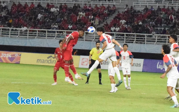 Foto Kedua pemain berebut bola lambung, Rabu (17/7/2024). (Foto: Khaesar/Ketik.co.id)