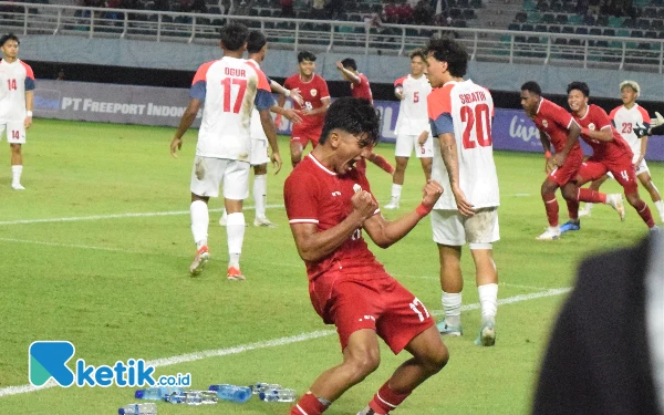 Foto Selebrasi Mufti Hidayat usai umpannya bisa di konversikan gol oleh Iqbal Gwijangge, Rabu (17/7/2024). (Foto:Khaesar/Ketik.co.id)