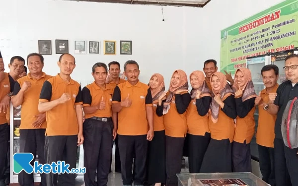 Foto Bapak Ibu guru SMAN Pilangkenceng pengelola Cafe Mart SMAPI ketika ditemui Ketik.co.id (Foto: Fatimah/Ketik.co.id)