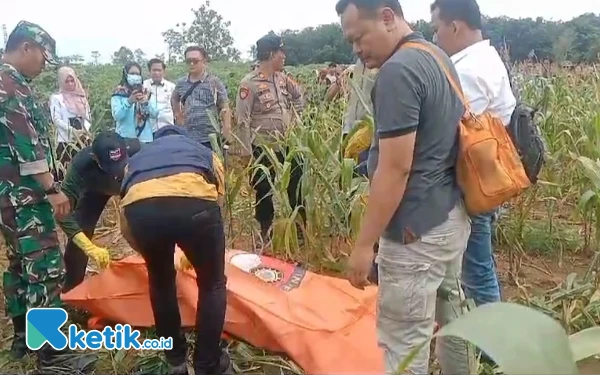 Foto Petugas Evakuasi Temuan Mayat. , Kamis (18/07/2024).(Foto: Andriego/ Ketik.co.id)