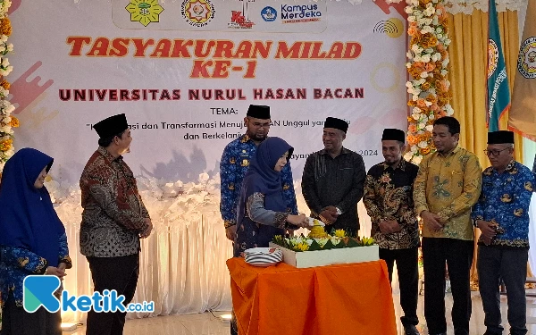 Foto Potong Tumpeng oleh Ketua PKK Halsel Rifa'at Al-Sa'adah (Foto Mursal Bahtiar/Ketik.co.id)