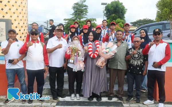 Foto Foto bersama Sekkab Safiun Radjulan, Kadispora Ikbal, Ketua Wushu Malut, Manejer Teem serta para atlet saat tiba di Bandara Oesman Sidik di Desa Hidayat. (Foto Mursal Bahtiar/Ketik.co.id)