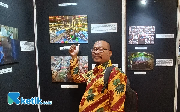 Foto Jurnalis Ketik.co.id Achmad Fazeri dan karya fotonya yang meraih juara 2 dalam Kompetisi Nasional Lomba Fotografi dan Menulis HUT ke-7 Pusat Investasi Pemerintah (PIP) Kementerian Keuangan (Kemenkeu) RI. (Foto: A. Fazeri/Ketik.co.id)