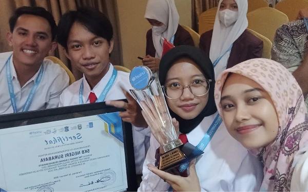 Foto Robby Heriaji (paling kiri), Naufal (tengah kiri), dan Mutiara ketika jadi juara terbaik 2 di Bidang Aplikasi Website Program Digital Skills (Foto: dok. Mutiara)