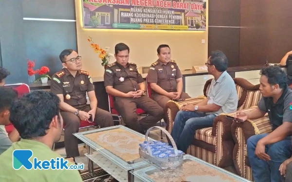 Foto Sejumlah wartawan saat mewawancarai Kajari Abdya terkait dengan lahan bekas HGU PT CA. (Foto: Cutbang Ampon/Ketik.co.id)