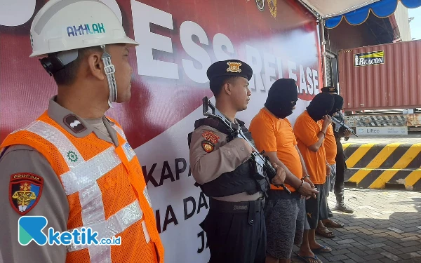 Foto Ketiga tersangka pedagangan motor ilegal ditangkap polisi, Jumat (19/7/2024). (Foto: Khaesar/Ketik.co.id)