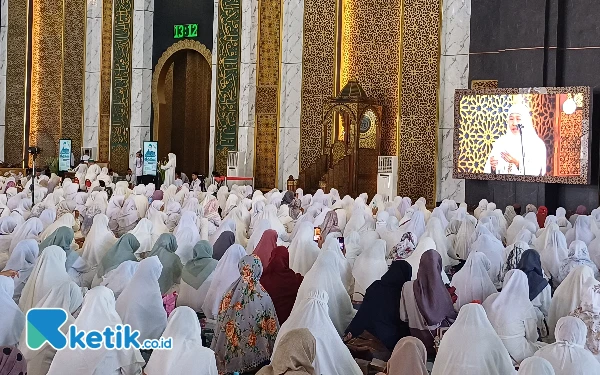 Foto Khofifah saat memberikan sambutan di kajian tafsir Al-Jaelani di MAS, Jumat (19/7/2024). (Foto: Khaesar/Ketik.co.id)