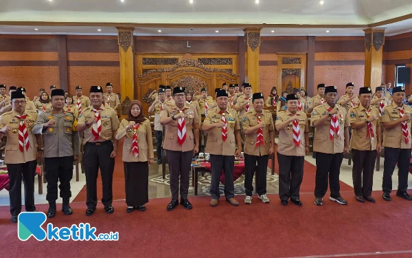 Foto Ketua Kwarda Pramuka Jatim HM Arum Sabil bersama Pj Wali Kota Mojokerto Ali Kuncoro dan jajaran pengurus mabicab Pramuka Kota Mojokerto. (Foto: Naufal/Ketik.co.id)