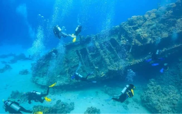 Foto Kapal laut tenggelam sisa Perang Dunia ke-2 di Pulau Dodola (Foto: Pesona Indonesia)