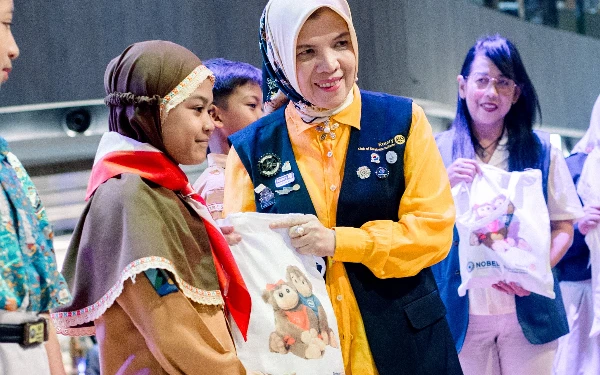 Foto President Rotary Surabaya Kaliasin Farini Wanda saat memberikan goodie bag untuk peserta. (Foto: Dok. Rotary)