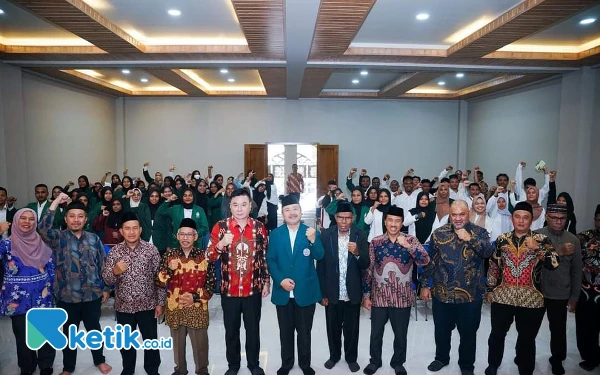 Foto Bupati Freddy Thie foto bersama setelah penandatanganan MoU dengan Universitas Sains Al-Qur'an (UNSIQ) di Wonosobo (foto Humas Pemkab Kaimana/Ketik.co.id)