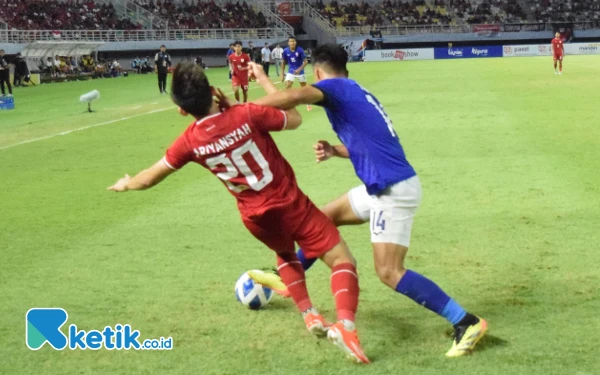 Thumbnail Pemain Indonesia dilanggar pemain Kamboja, Sabtu (20/7/2024). (Foto: Khaesar/Ketik.co.id)