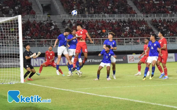 Thumbnail Duel udara kerap terjadi di pertandingan Indonesia meawan Kamboja, Sabtu (20/7/2024). (Foto: Khaesar/Ketik.co.id)