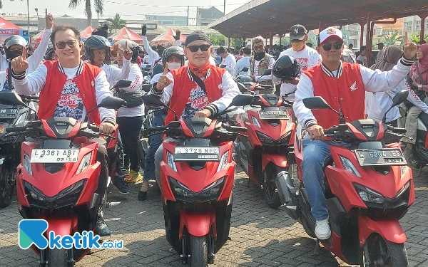 Foto Dendy Sean selaku Marketing Sales Director MPM Honda Jatim (tengah) sebelum berangkat mengikuti Parade Vario 160. (Foto: Husni Habib/Ketik.co.id)