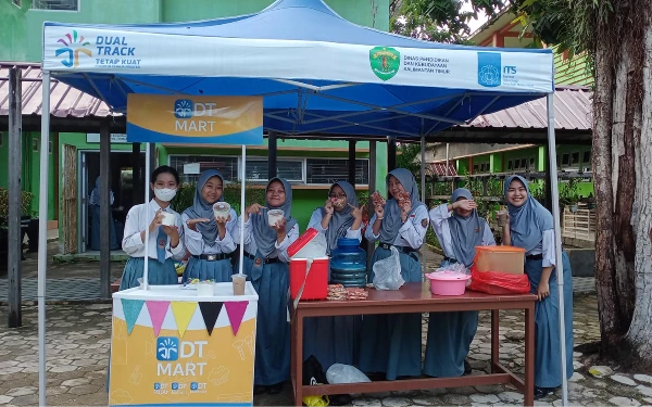 Foto Praktik kewirausahaan DT SMA Negeri 2 Bontang, Kalimantan Timur (Foto: dok. Dual Track)