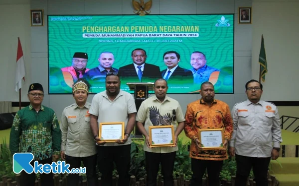 Foto Pemberian penghargaan oleh Muhamadiyah kepada sejumlah tokoh pemuda asli Papua itu karena dinilai sebagai sosok yang mempunyai gagasan dan kontribusi di Provinsi Papua Barat Daya.  Foto pantai for ketik.co.id