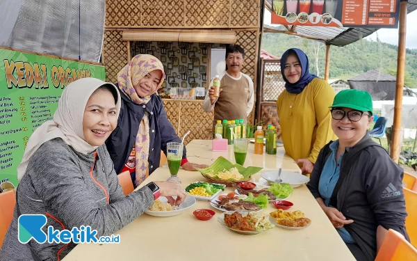 Foto Mantan Wali Kota Batu, Dewanti Rumpoko dan kolega menikmati Jus Sayur dan kuliner di Tani Sawahrojo Kota Batu. (Foto: dok. Herman)