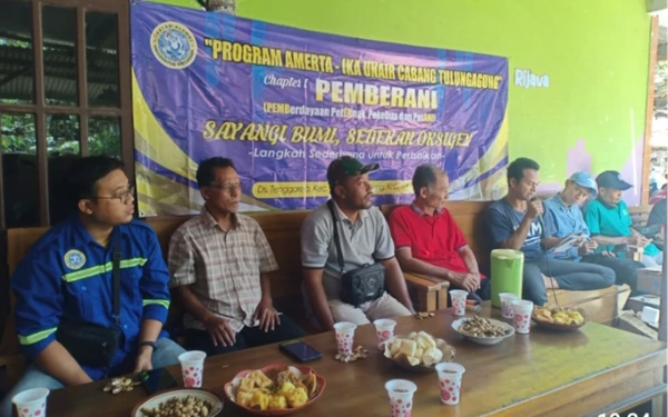 Foto Anggota Ika Unair bersama warga Tenggarejo. (Fotp: Ika Unair for Ketik.co.id)