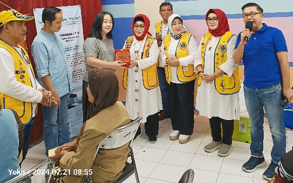 Foto Pemberian plakat dari Lions Club Padma pada Maspion Square Surabaya (Foto: dok. Maspion Square)