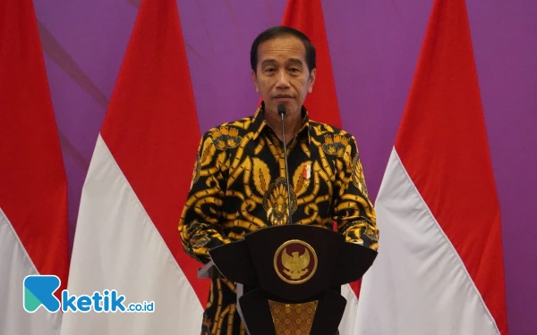 Foto Presiden RI Joko Widodo saat memberikan sambutan di Internasional Cocotech Conference and Exhibition di The Westin Surabaya Hotel, Senin (22/7/2024). (Foto: Khaesar/Ketik.co.id)