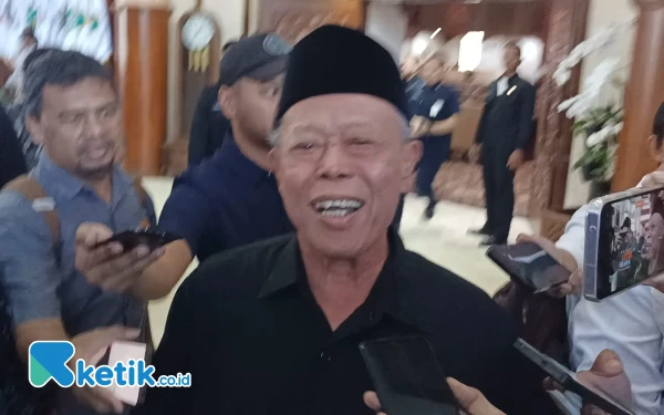 Foto Pimpinan DPRD Jatim Kusnadi saat diwawancarai, Senin (22/7/2024). (Foto: Khaesar/Ketik.co.id)