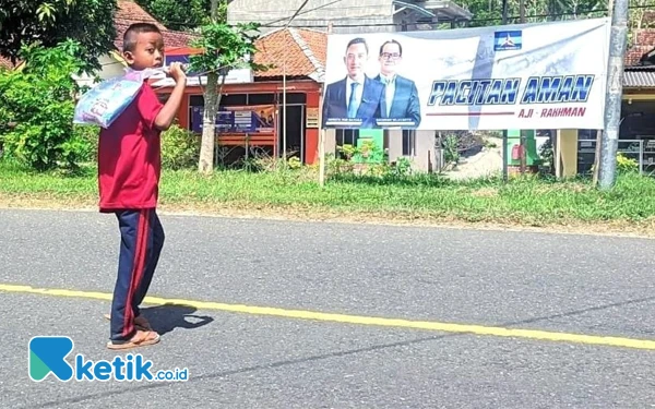 Foto Baliho kandidat calon bergambar Indrata Nur Bayu Aji-Rakhman Wijayanto di JLS Kebonagung-Pacitan. (Foto: Al Ahmadi/Ketik.co.id)