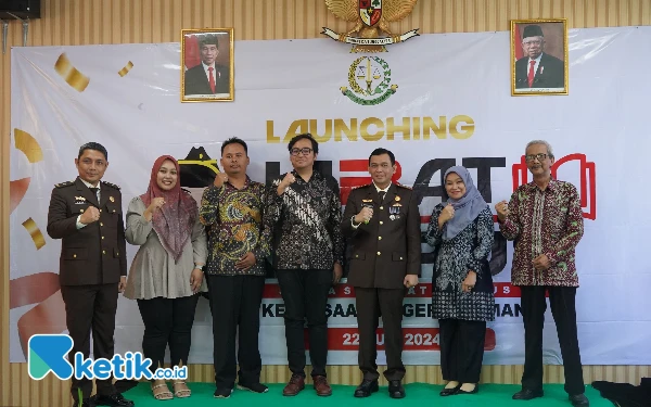 Foto Disela peluncuran Jabat Kampus, perwakilan para akademisi Perguruan Tinggi Negeri dan Swasta di Yogyakarta foto bersama Kajari Sleman (Foto: Kejari Sleman/Ketik.co.id)