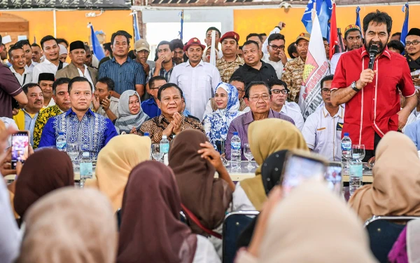 Foto Presiden ke-6 Susilo Bambang Yudhoyono bersama calon presiden nomor urut 2 Prabowo Subianto, Ketua Umum Partai Demokrat Agus Harimurti Yudhoyono serta Ketua Partai Aceh Muzakir Manaf minum kopi bersama di MZ Coffee, Banda Aceh, Selasa (26/12/2023). Foto: Galih Pradipta/ANTARA FOTO