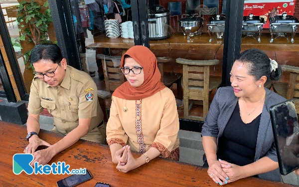 Foto Bupati Blitar Rini Syarifah (tengah) bersama dengan Cicik Yuniarti, Senin (22/7/2024). (Foto: Favan/ketik.co.id)