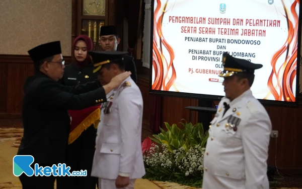 Foto Pj Gubernur Jatim Adhy Karyono saat melantik M Hadi Wawan Guntoro dan Teguh Narutomo di Gedung Negara Grahadi, Selasa (23/7/2024). (Foto: Khaesar/Ketik.co.id)