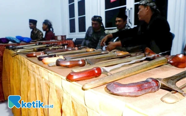 Foto Keris-keris yang di pampang dalam acara Pameran Tosan Aji di Desa Sidomulyo, Kebonagung. (Foto: Al Ahmadi/Ketik.co.id)